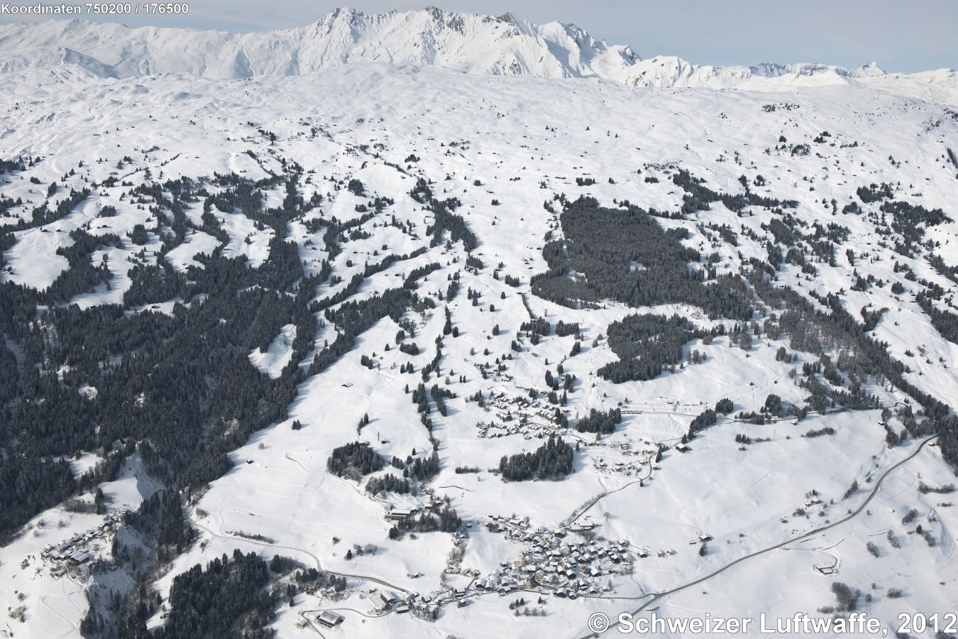 Mitte unten: Sarn, darüber Sarn-Lescha, Skianlagen nach Dultschegnas und zur Alp da Sarn (Position: 2'750'007.14, 1'176'549.72). Blick NW-wärts